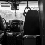 Een buschauffeur achter het stuur van een openbaar vervoer bus in Nederland, klaar voor de rit.
