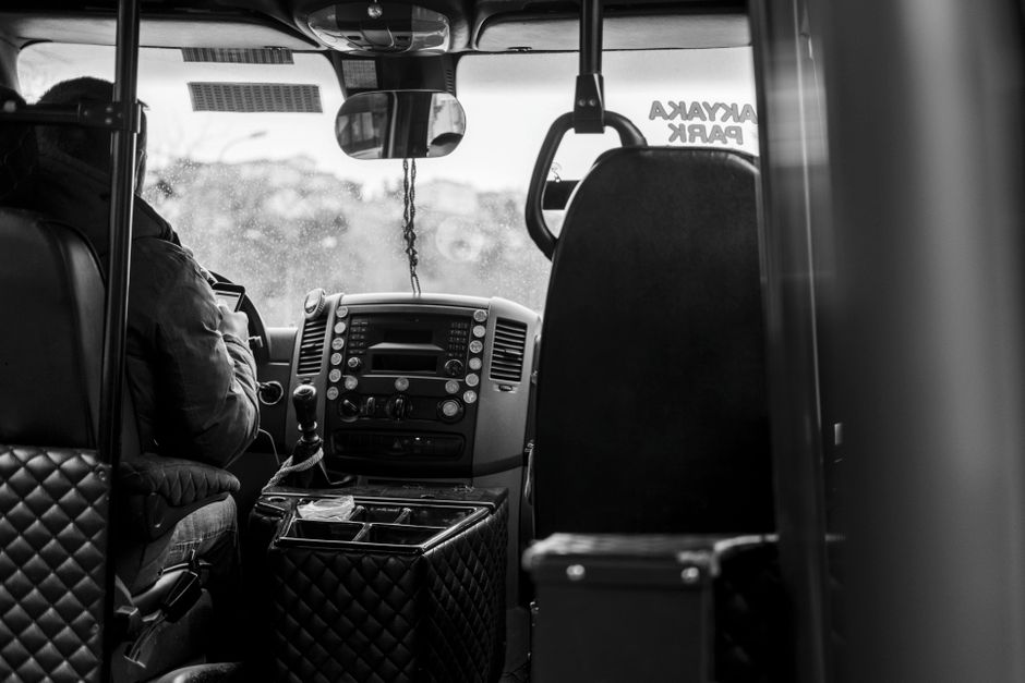 Een buschauffeur achter het stuur van een openbaar vervoer bus in Nederland, klaar voor de rit.